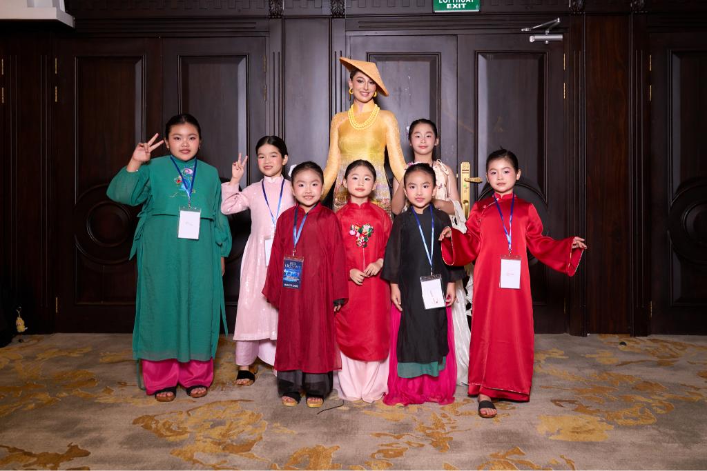 Á quân Cosmo Kids Star 2025 3 Tiểu công chúa 6 tuổi được dàn giám khảo Miss Cosmon 2025 mê tít, là ai?