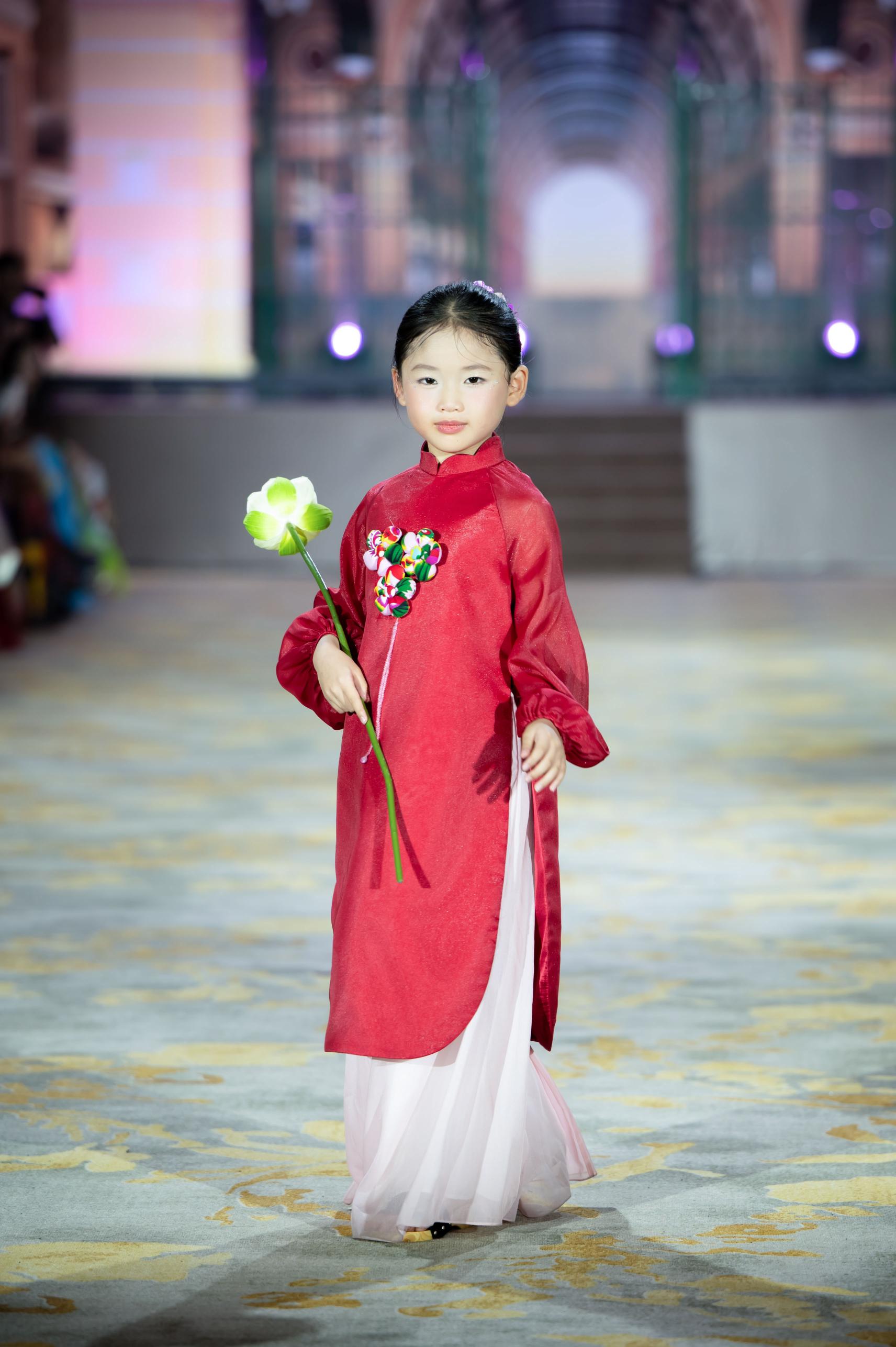 Á quân Cosmo Kids Star 2025 4 Tiểu công chúa 6 tuổi được dàn giám khảo Miss Cosmon 2025 mê tít, là ai?