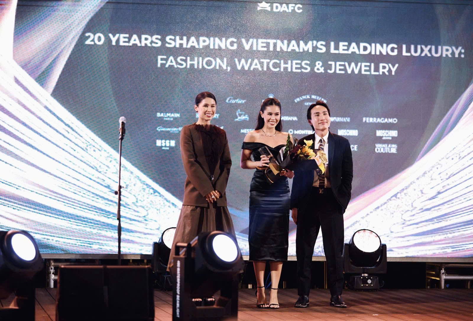 CEO Tiên Nguyễn nhận giải trên sân khấu LUXUO Asia Awards 2025 DAFC được vinh danh “Best Distributor of the Year” tại LUXUO Asia Awards 2025