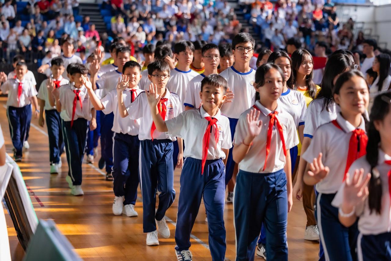 Các em học sinh đại diện các cụm chuyên môn tham gia Lễ khai mạc Hội thi Thể dục thể thao học sinh Thành phố Hồ Chí Minh Nestlé MILO đồng hành Lễ khai mạc Hội thi TDTT học sinh TP.HCM năm học 2025   2026