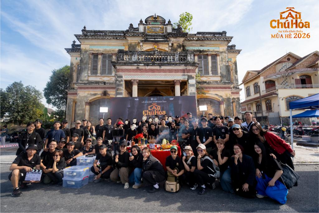 Ekip phim Lầu Chú Hỏa Truyền thuyết đô thị ‘Con ma nhà họ Hứa’ tái sinh trên màn ảnh qua phim ‘Lầu chú Hỏa’