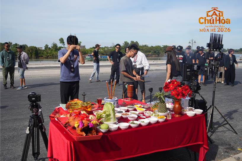 Mr Lee Jin Sung áo xanh Giám đốc sản xuất ‘Lầu Chú Hỏa’ tại buổi khai máy Truyền thuyết đô thị ‘Con ma nhà họ Hứa’ tái sinh trên màn ảnh qua phim ‘Lầu chú Hỏa’