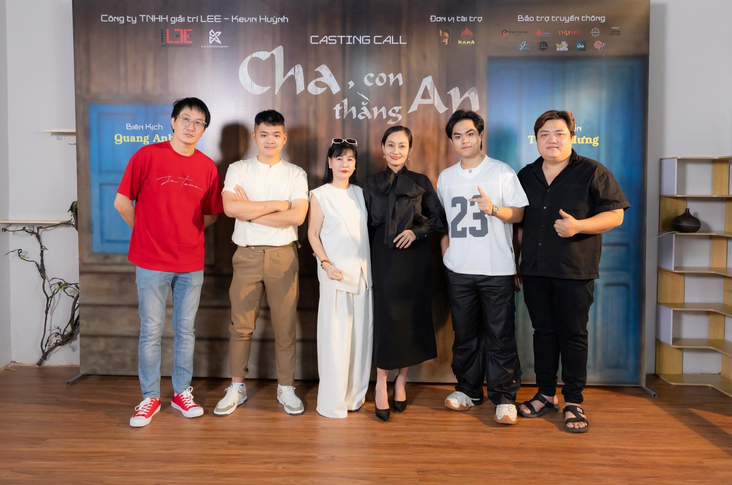 NSX Kevin Huỳnh Đd Thuận Hưng NS Cát Phượng NSƯT Hạnh Thúy Biên kịch Quang Anh NSX Phong Lee 1 NSƯT Hạnh Thúy và NS Cát Phượng ngồi ‘ghế nóng’ của casting phim ‘Cha, con thằng An’