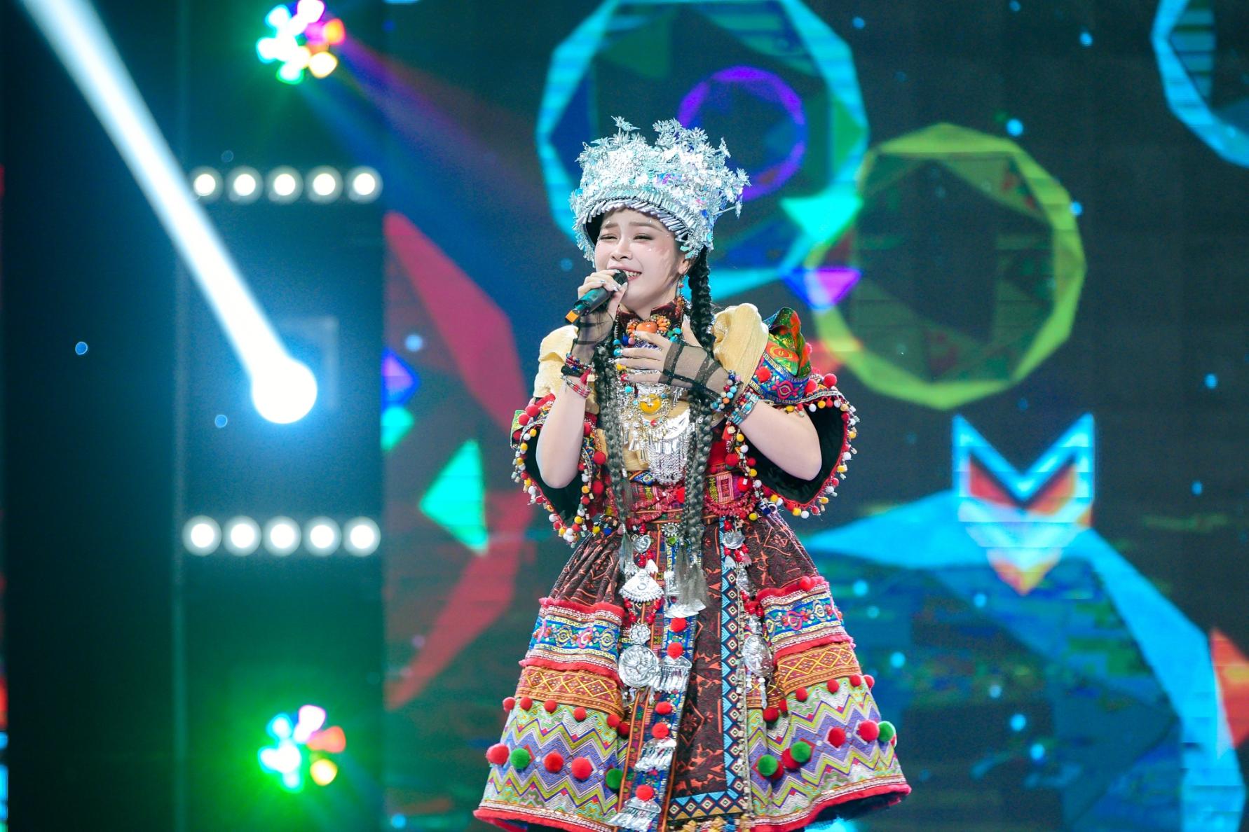 TRAN OANH MASHUP CAU VONG LAP LANH DI GIUA TROI RUC RO 42 Mỹ nữ bolero Hiền Anh lột xác quyến rũ, ẵm trọn điểm 10 của Đoan Trang và Thanh Thảo