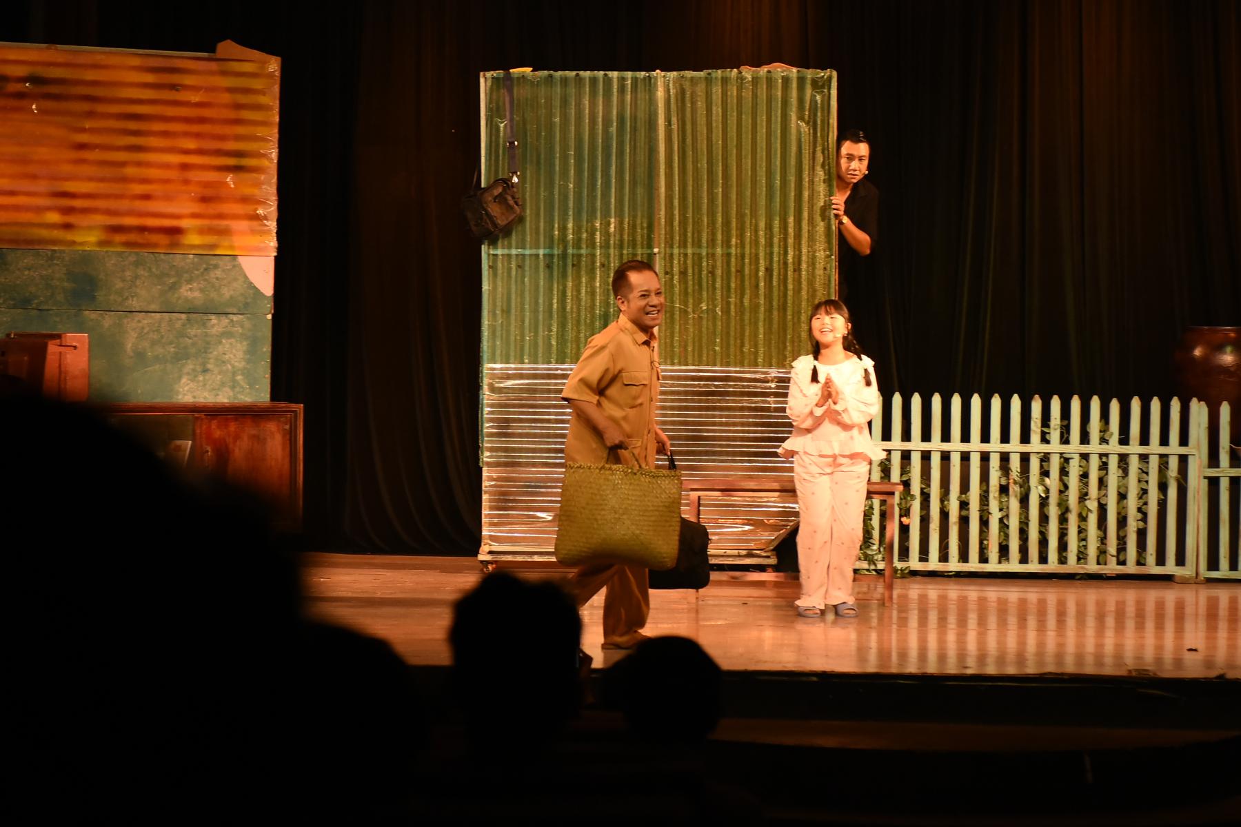 Trương Hùng Minh 2 Việt Hương tái xuất với vở kịch Con gái chị Hằng