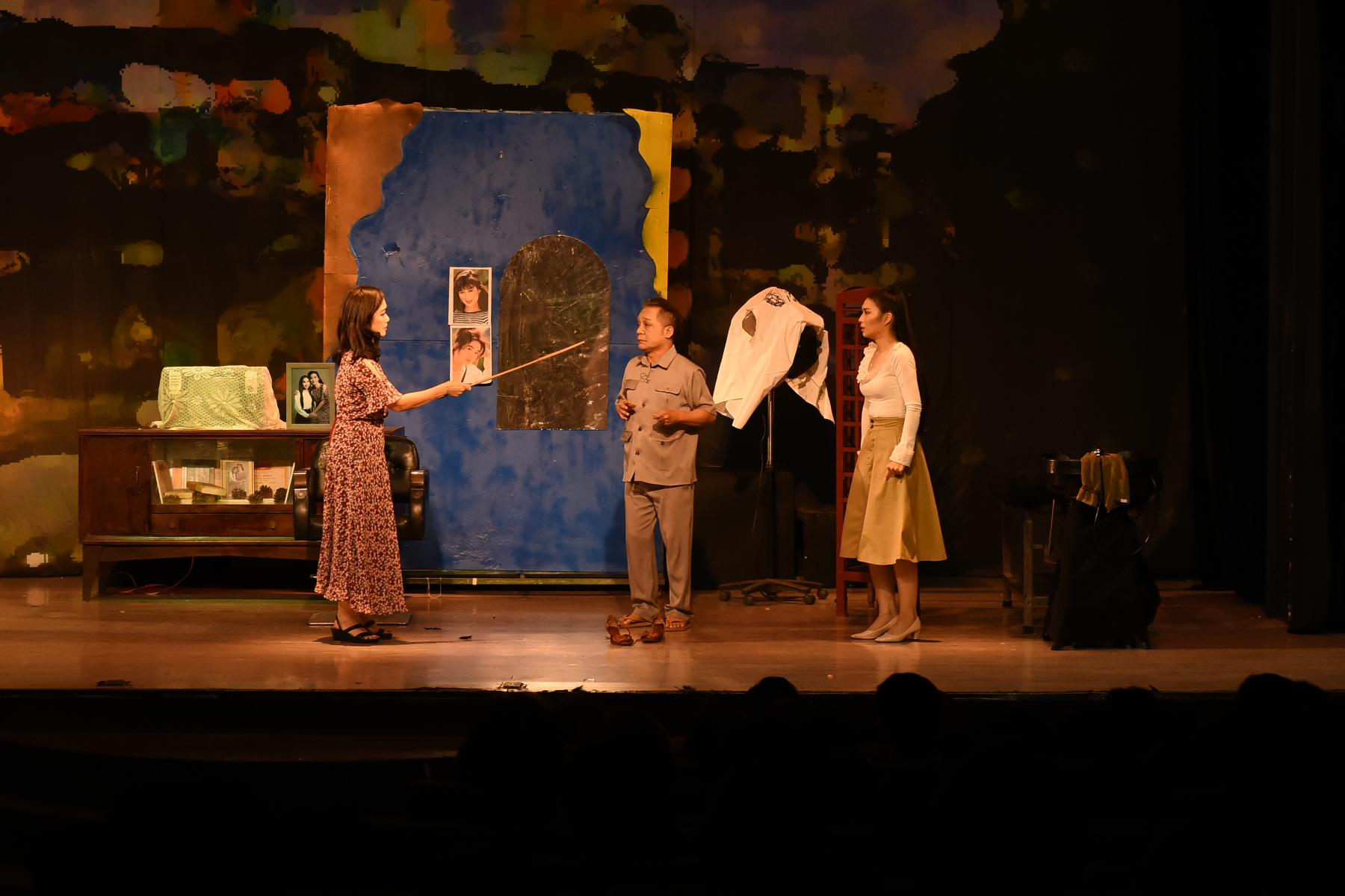 Trương Hùng Minh 3 Việt Hương tái xuất với vở kịch Con gái chị Hằng