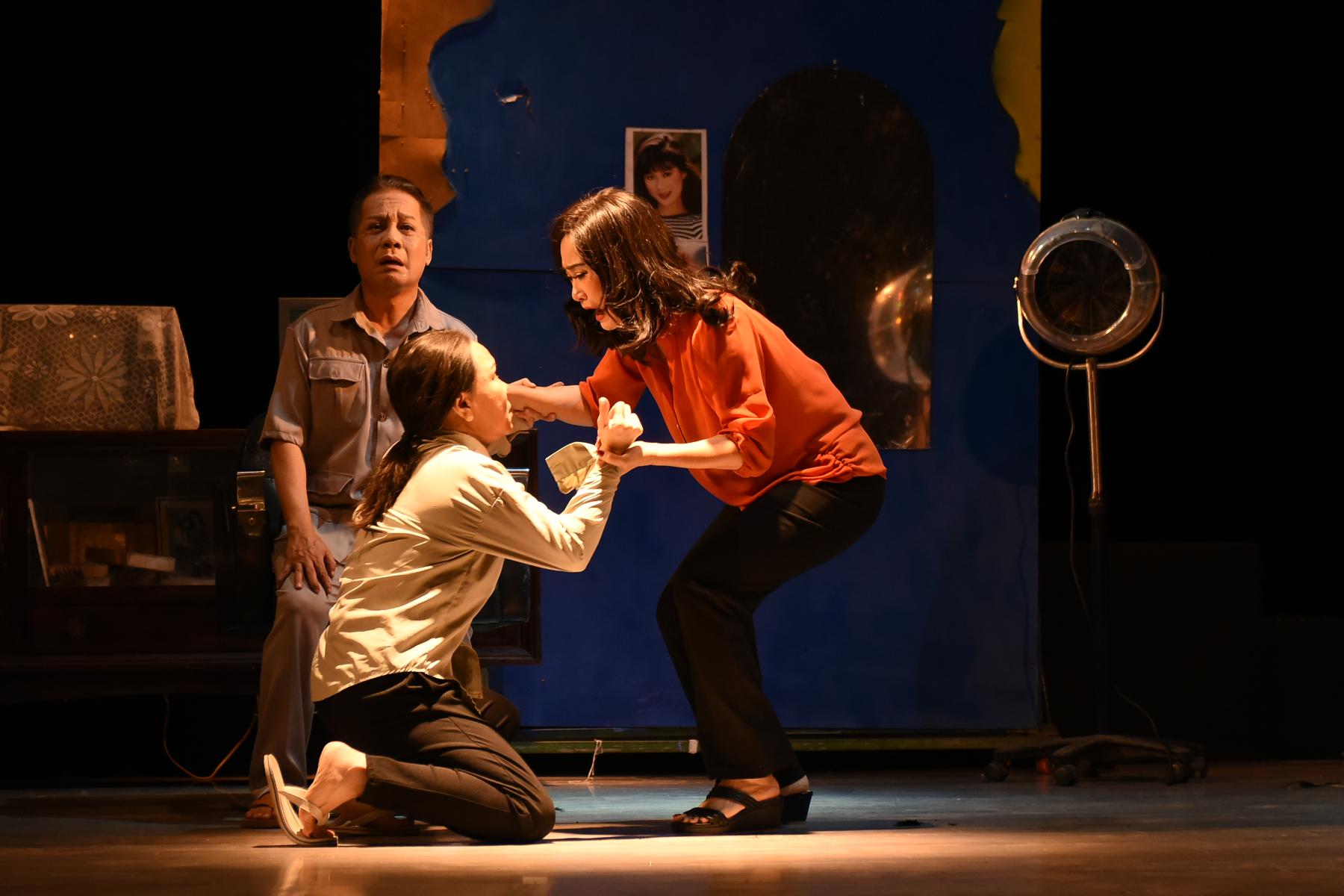 Việt Hương tái xuất với vở kịch Con gái chị Hằng Trương Hùng Minh 6 Việt Hương tái xuất với vở kịch Con gái chị Hằng