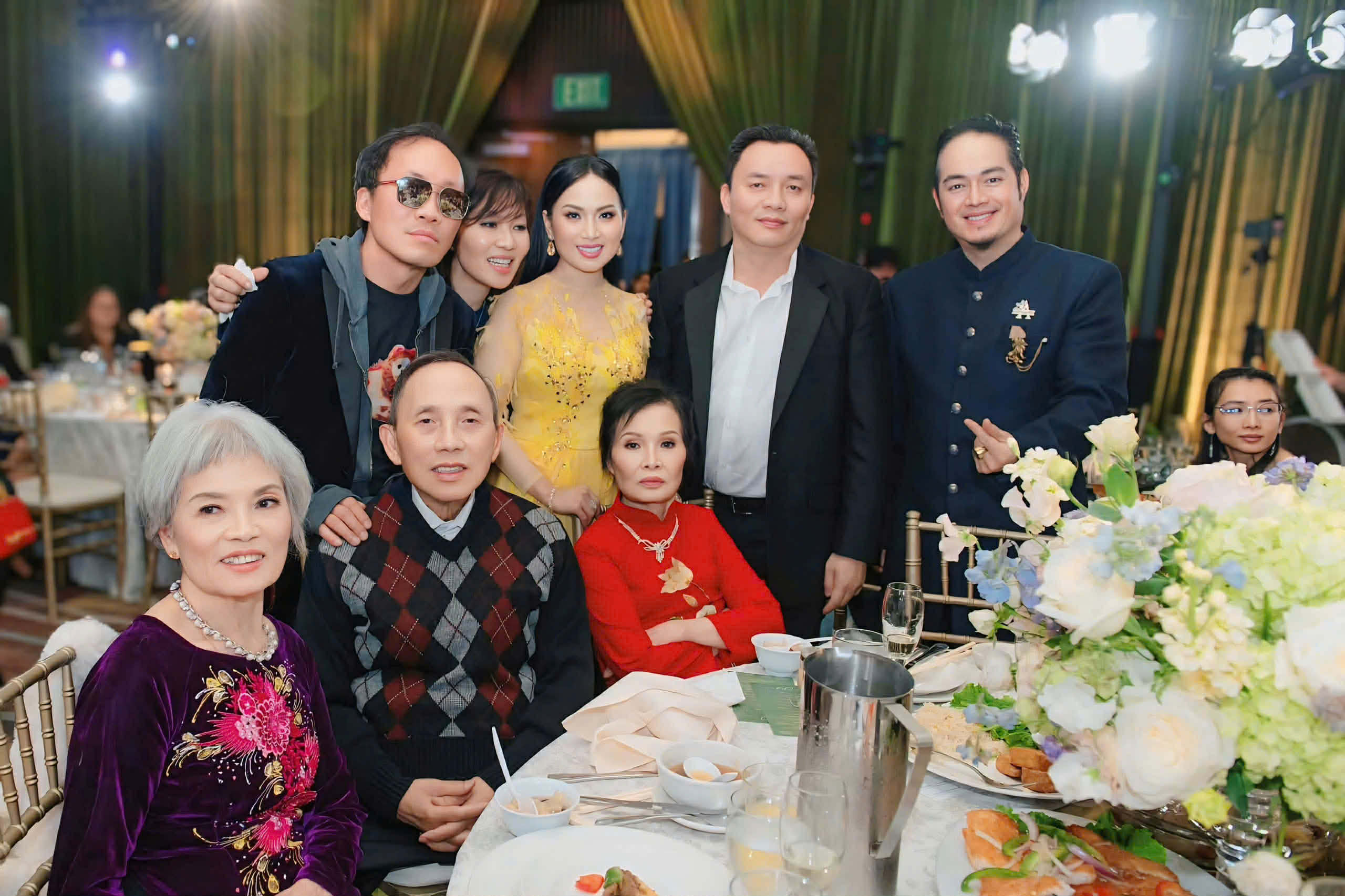  Hà Phương đọ dáng cùng em gái Minh Tuyết trong tiệc đám cưới Kim Cương của bố mẹ chồng tỉ phú