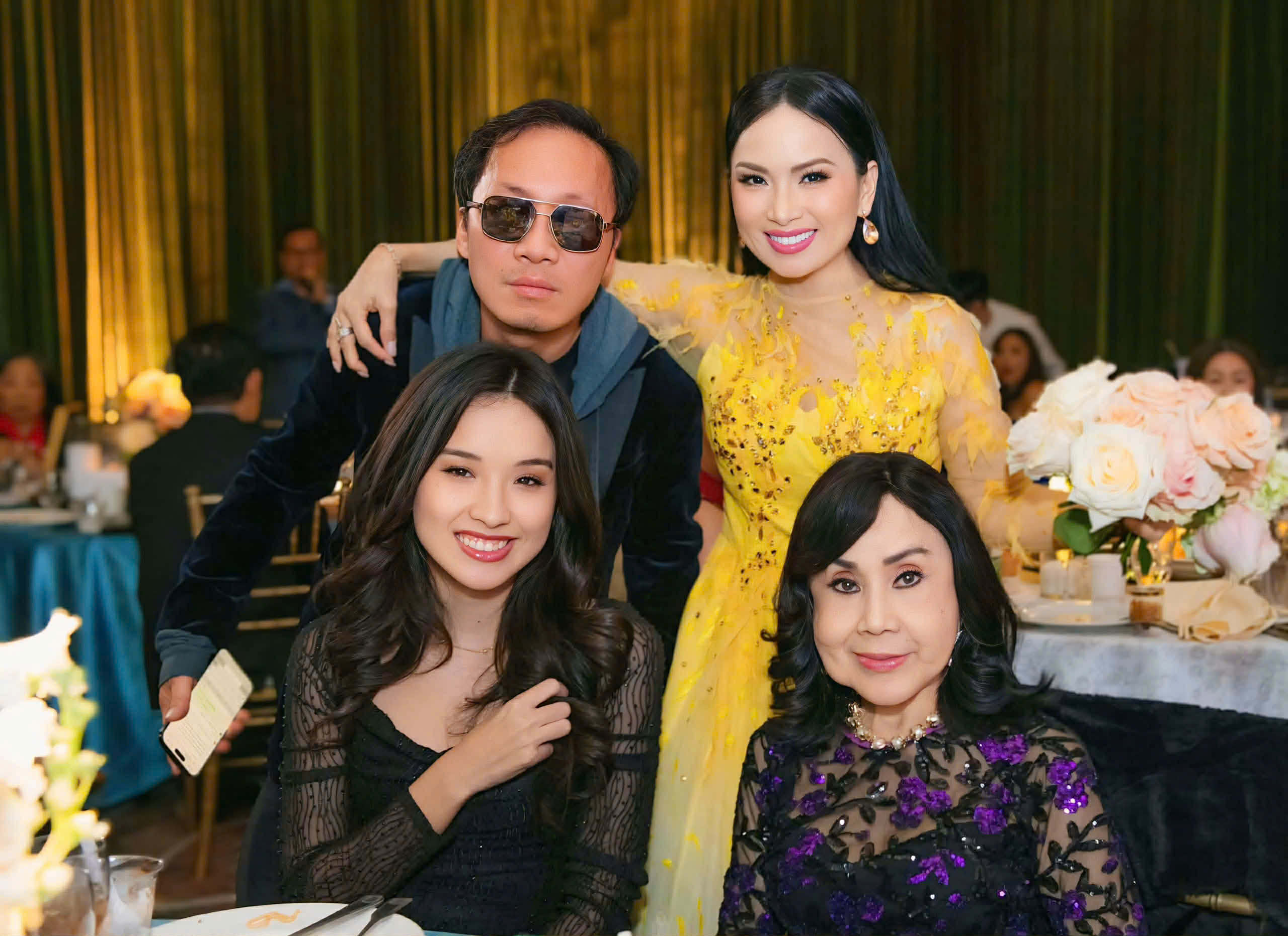  Hà Phương đọ dáng cùng em gái Minh Tuyết trong tiệc đám cưới Kim Cương của bố mẹ chồng tỉ phú