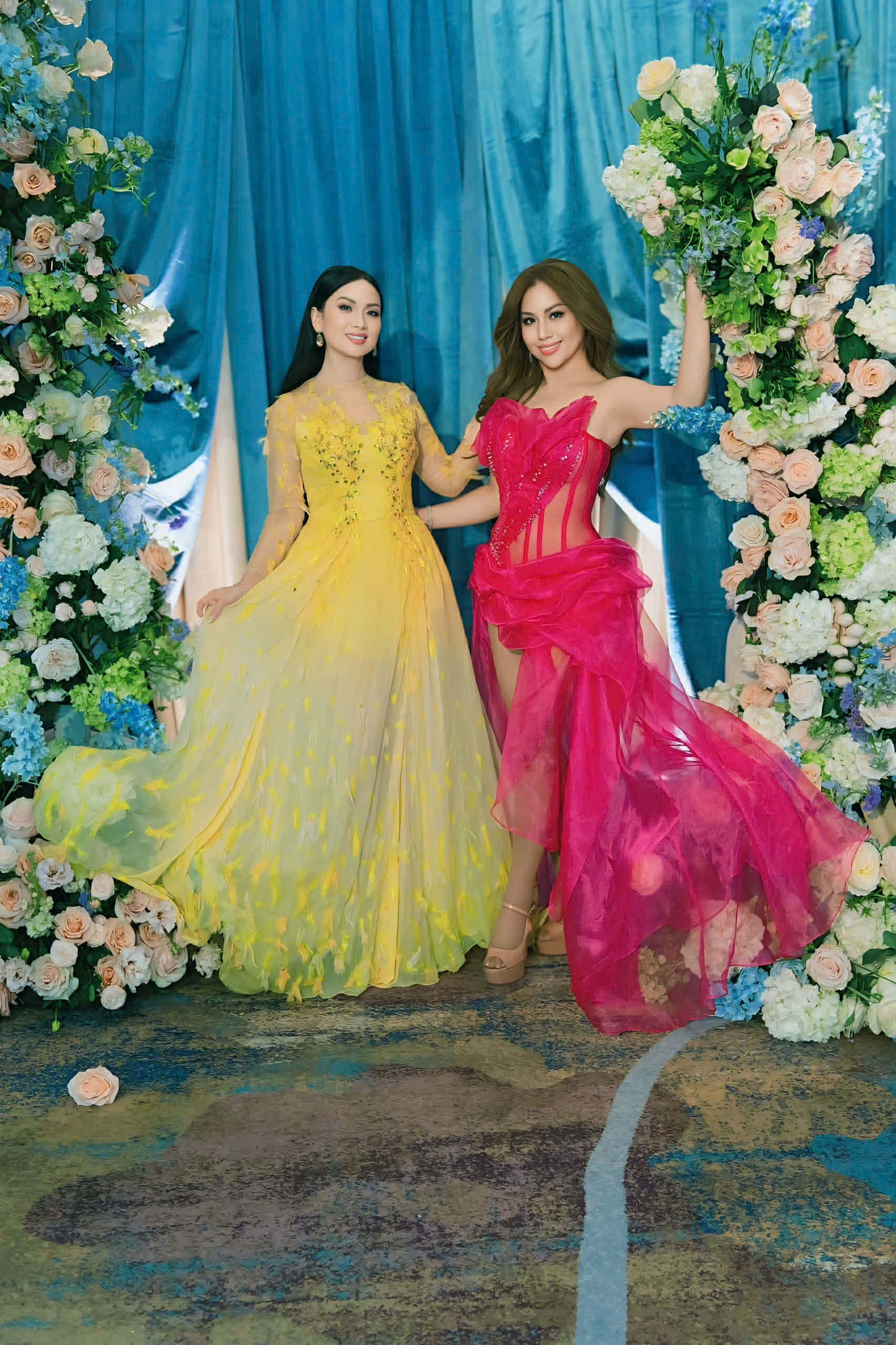  Hà Phương đọ dáng cùng em gái Minh Tuyết trong tiệc đám cưới Kim Cương của bố mẹ chồng tỉ phú