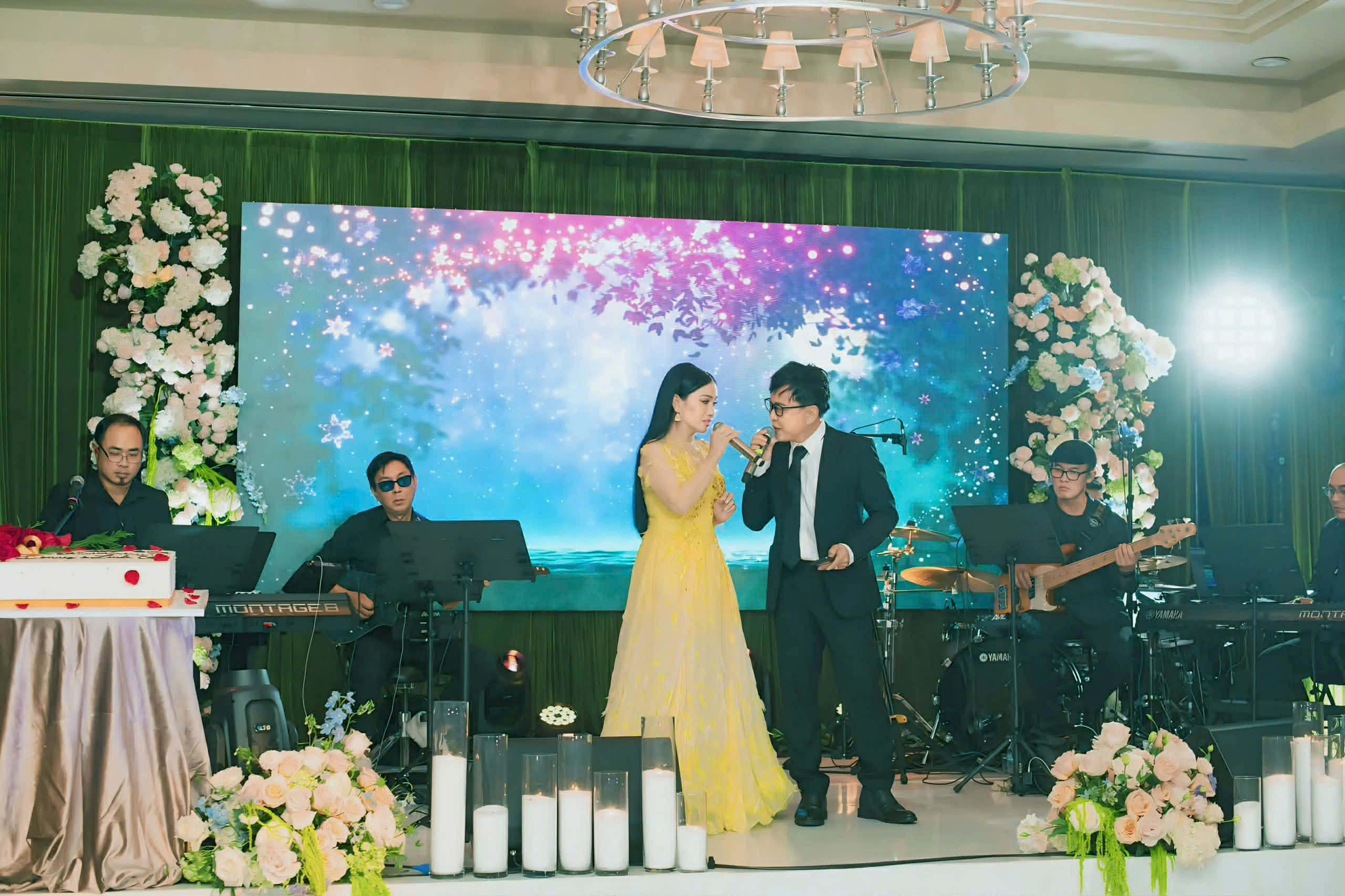  Hà Phương đọ dáng cùng em gái Minh Tuyết trong tiệc đám cưới Kim Cương của bố mẹ chồng tỉ phú