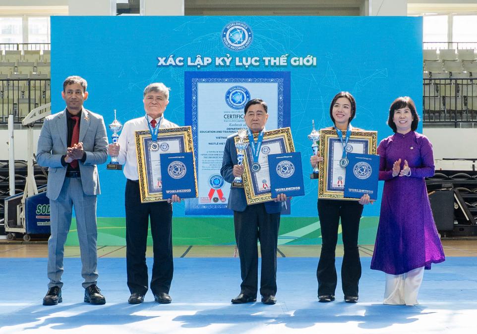 Đại diện đơn vị tổ chức công bố và xác lập kỷ lục Thế giới Worldkings trao bằng chứng nhận đến các đơn vị đồng sở hữu Kỷ lục  Nestlé MILO đồng hành Lễ khai mạc Hội thi TDTT học sinh TP.HCM năm học 2025   2026