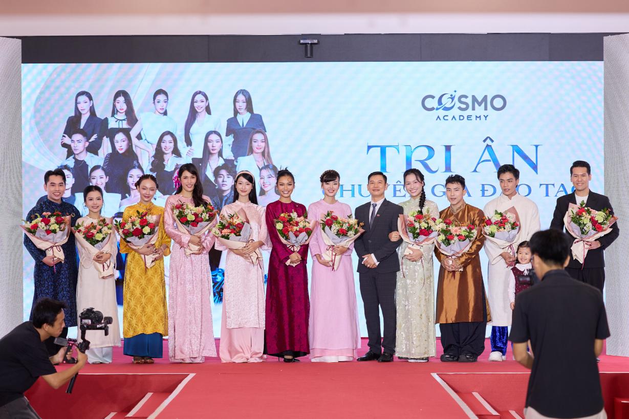 Cosmo Academy 2 Á hậu Mook, hoa hậu Phương Linh trao bằng tốt nghiệp cho học viên Cosmo Academy