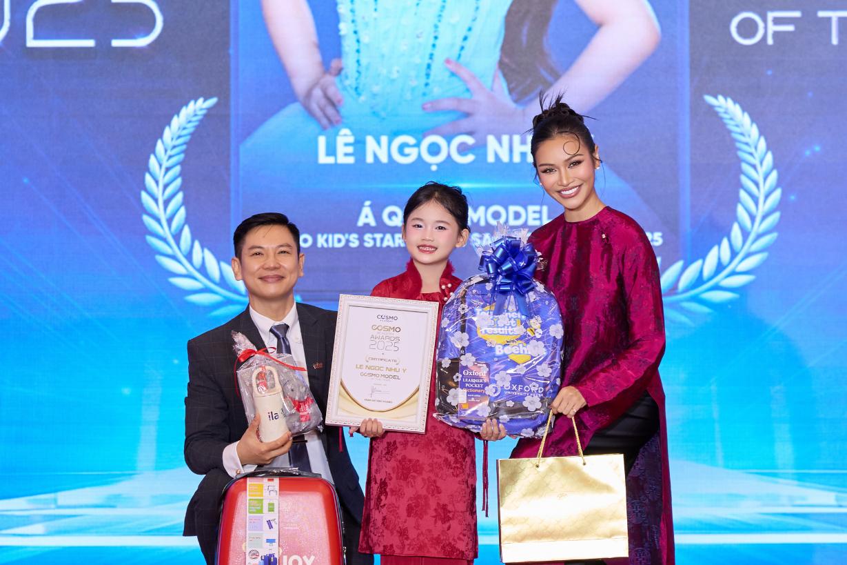 Cosmo Academy 3 Á hậu Mook, hoa hậu Phương Linh trao bằng tốt nghiệp cho học viên Cosmo Academy