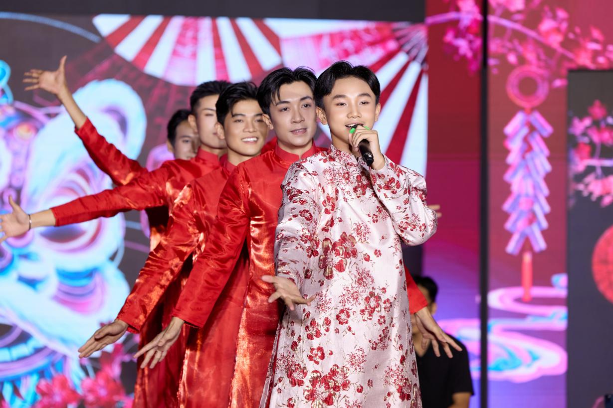 Cosmo Academy 4 Á hậu Mook, hoa hậu Phương Linh trao bằng tốt nghiệp cho học viên Cosmo Academy