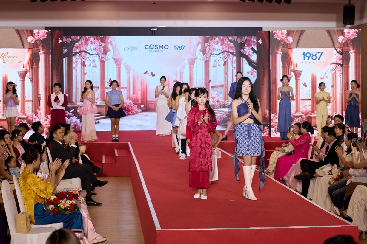 Cosmo Academy 5 Á hậu Mook, hoa hậu Phương Linh trao bằng tốt nghiệp cho học viên Cosmo Academy