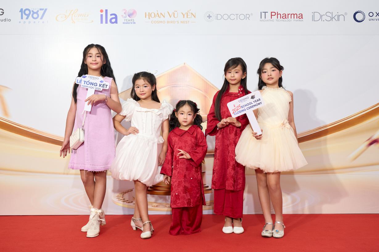 Cosmo Academy 6 Á hậu Mook, hoa hậu Phương Linh trao bằng tốt nghiệp cho học viên Cosmo Academy