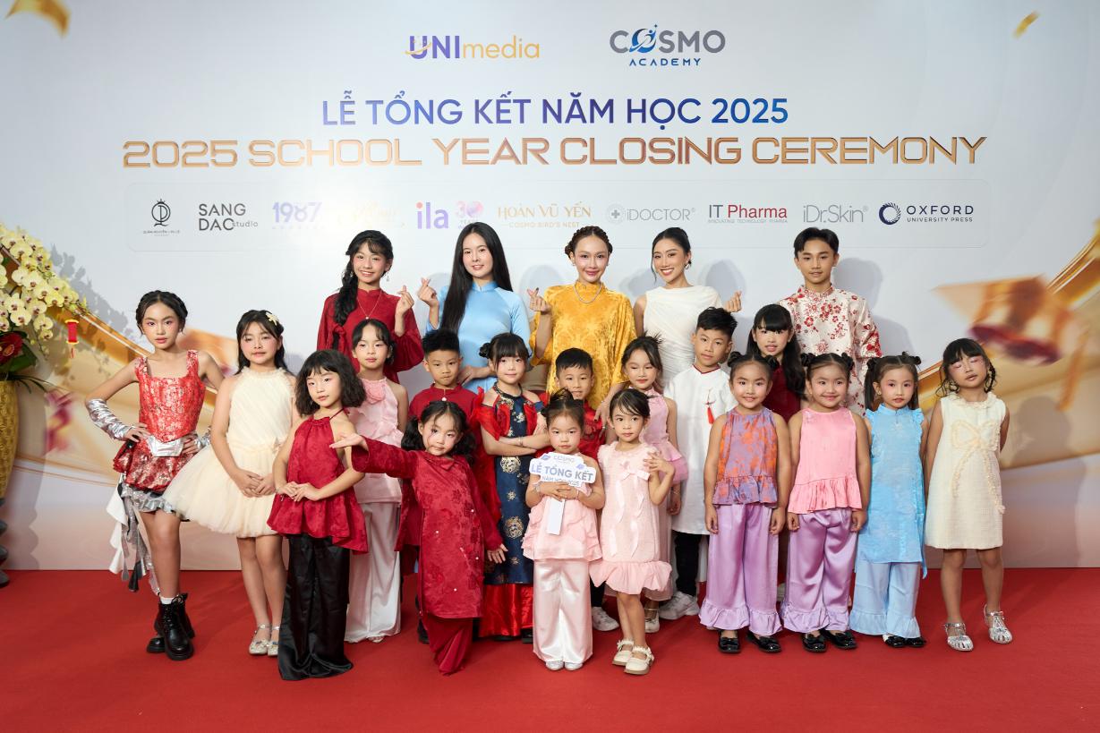 Cosmo Academy 7 Á hậu Mook, hoa hậu Phương Linh trao bằng tốt nghiệp cho học viên Cosmo Academy