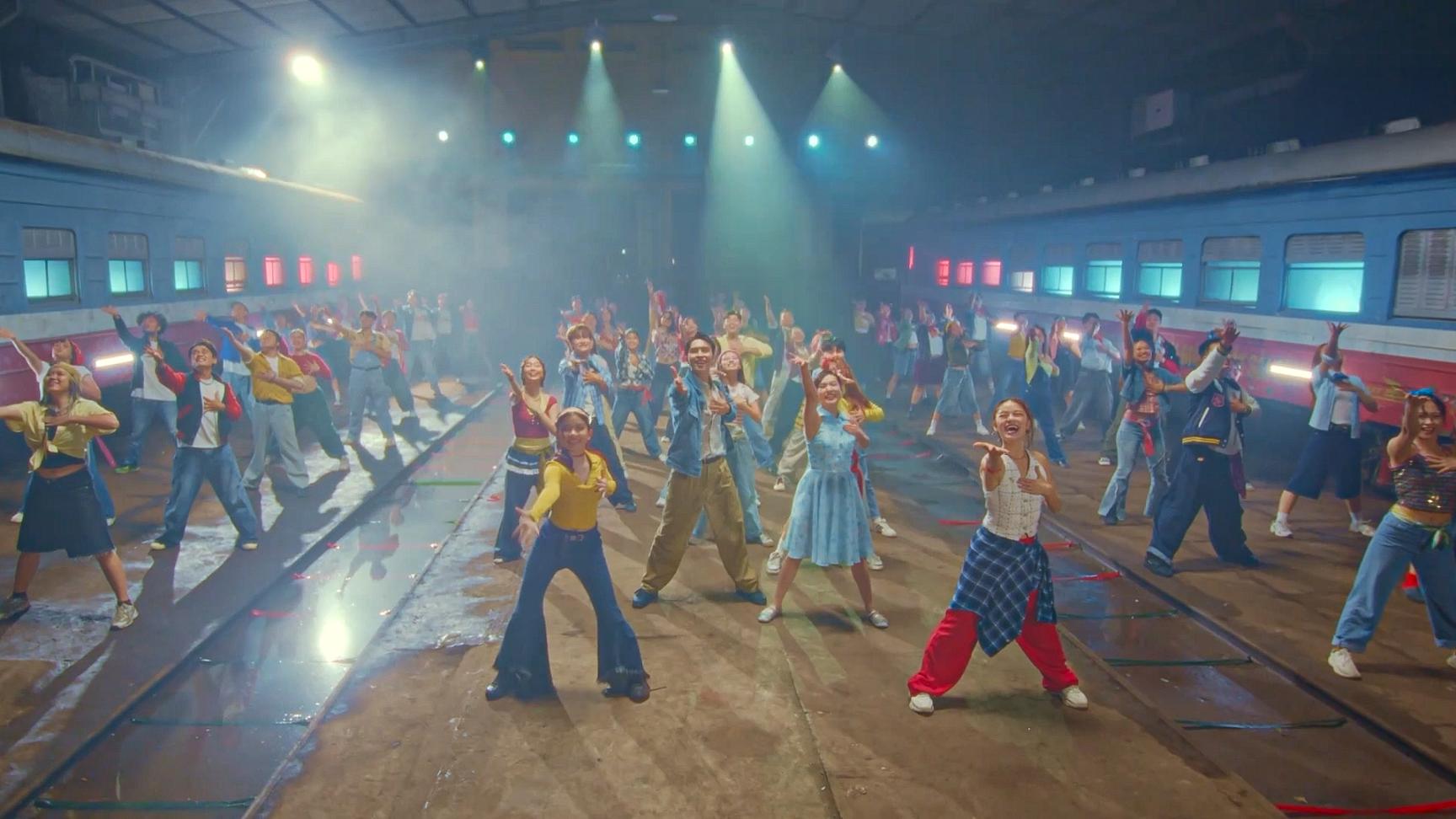 Cảm Ơn Người Đã Thức Cùng Tôi hé lộ đại cảnh one shot hơn 2 phút, 12 lần ghi hình, 80 vũ công phối hợp Cảm Ơn Người Đã Thức Cùng Tôi 1 Cảm Ơn Người Đã Thức Cùng Tôi hé lộ đại cảnh one shot hơn 2 phút, 12 lần ghi hình, 80 vũ công phối hợp