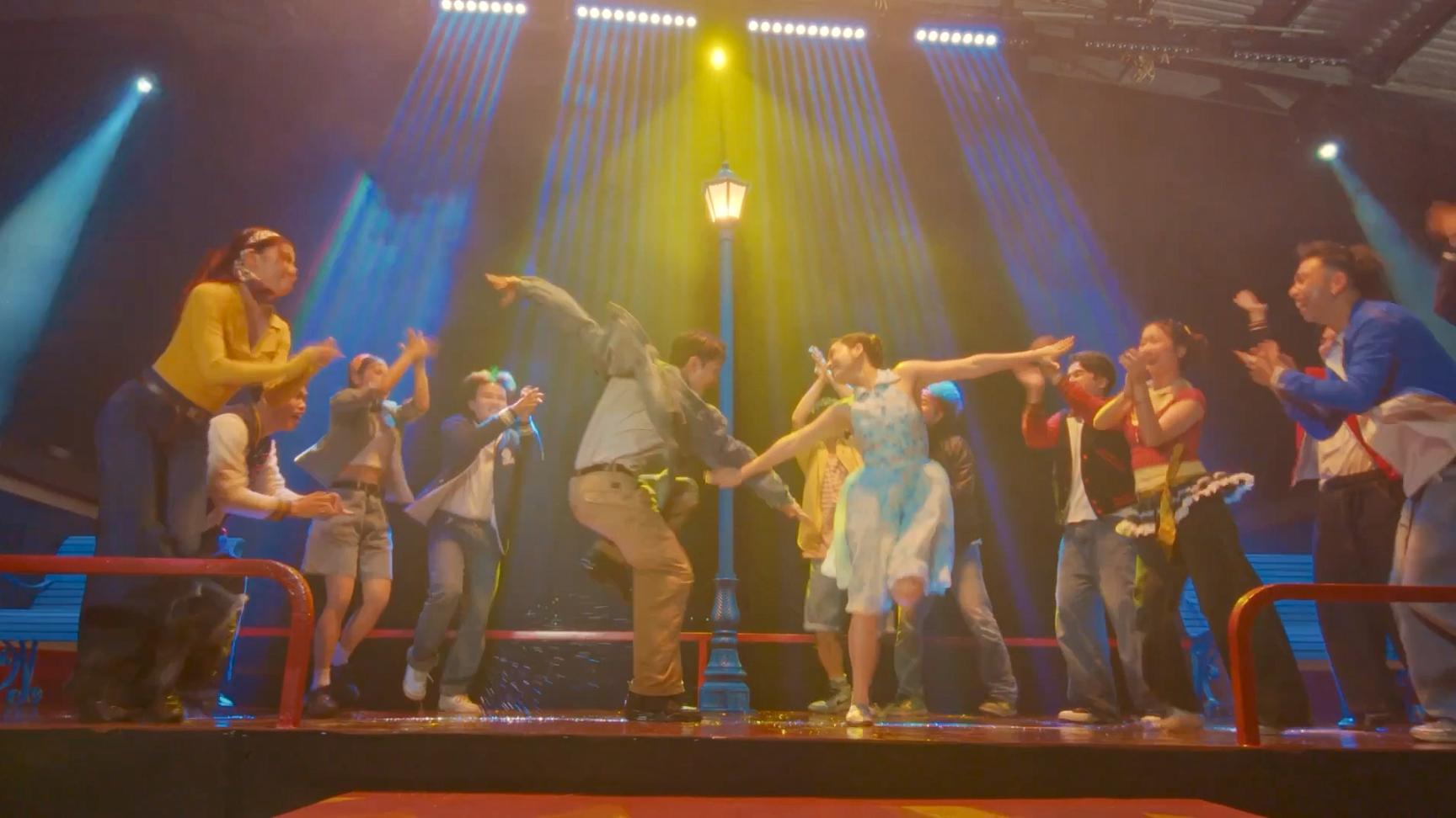 Cảm Ơn Người Đã Thức Cùng Tôi hé lộ đại cảnh one shot hơn 2 phút, 12 lần ghi hình, 80 vũ công phối hợp Cảm Ơn Người Đã Thức Cùng Tôi 3 Cảm Ơn Người Đã Thức Cùng Tôi hé lộ đại cảnh one shot hơn 2 phút, 12 lần ghi hình, 80 vũ công phối hợp