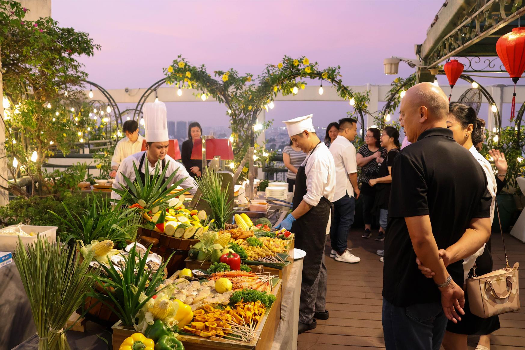 Grill Buffet4 Trải nghiệm ẩm thực hoàn toàn mới trên tầng cao tại Top Of The Town