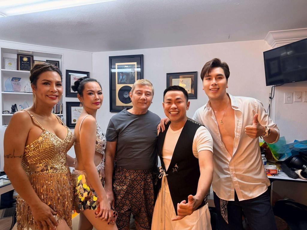 Hoàng Phi Kha 5 Danh hài Hoài Tâm đau lòng khi phải nhìn Hoàng Phi Kha đi dán tờ rơi ở Mỹ