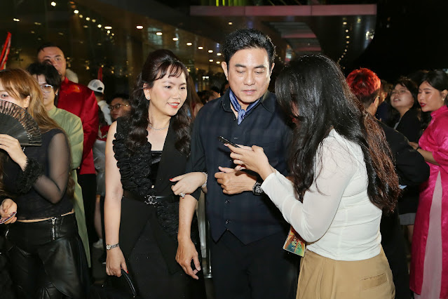 Hoàng Phúc Uyên Phương 2 Vợ chồng Hoàng Phúc   Uyên Phương tình tứ đi xem phim, hội ngộ dàn sao