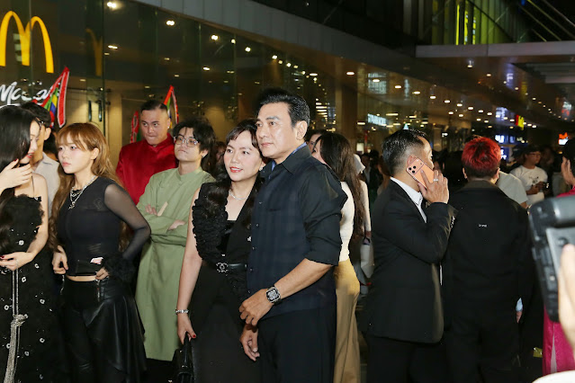 Hoàng Phúc Uyên Phương 3 Vợ chồng Hoàng Phúc   Uyên Phương tình tứ đi xem phim, hội ngộ dàn sao