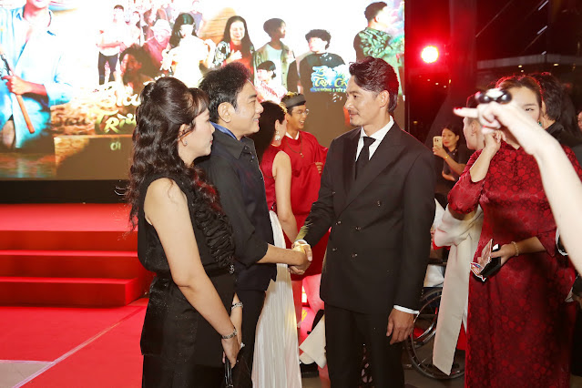 Hoàng Phúc Uyên Phương 4 Vợ chồng Hoàng Phúc   Uyên Phương tình tứ đi xem phim, hội ngộ dàn sao