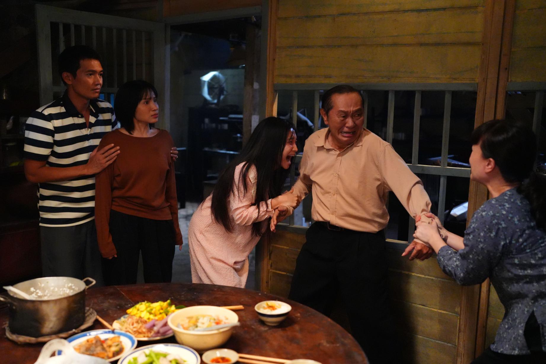 Khả Như đối diện “nghiệp báo” gia tộc trong Quỷ Nhập Tràng 2, Quang Tuấn liệu có cứu nổi? Quỷ Nhập Tràng 2 1 Khả Như đối diện “nghiệp báo” gia tộc trong Quỷ Nhập Tràng 2, Quang Tuấn liệu có cứu nổi?