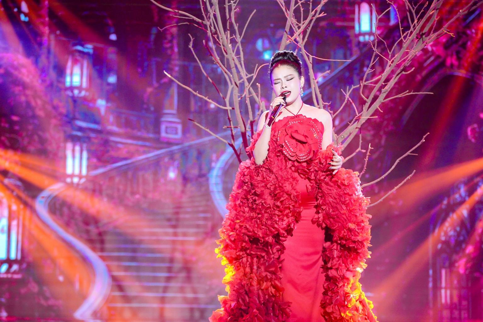 TRAN OANH LAC TROI 32 Làm mới bản hit của Sơn Tùng M TP, Trân Oanh được Đoan Trang ví như lãnh chúa