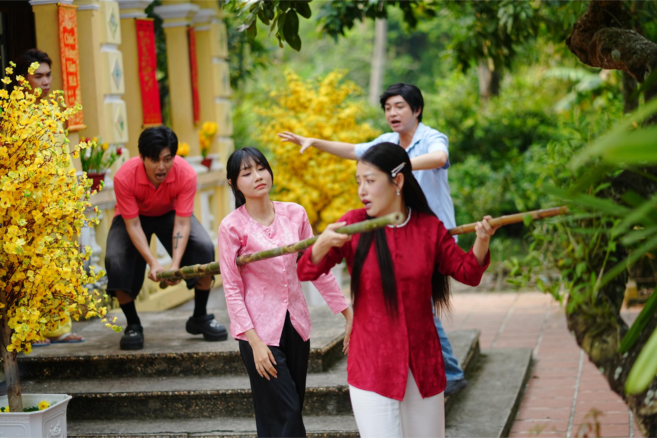 Tết đến rồi về nhà thôi 9 4 1 Tiến Luật được Thu Trang trả cát xê đặc biệt khi tham gia “Tết đến rồi về nhà thôi 9”