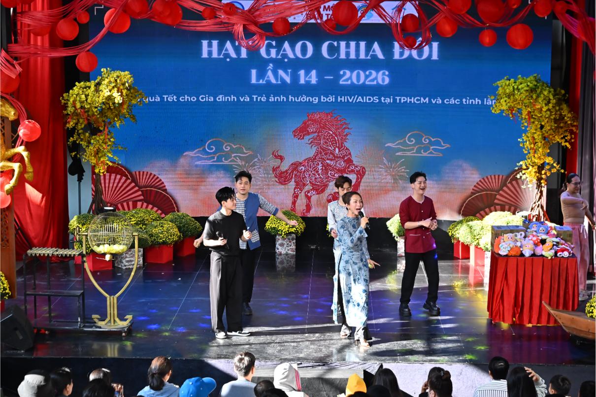 hat gao chia doi 3 Dàn nghệ sĩ chung tay mang Tết đến trẻ em bị ảnh hưởng bởi HIV/AIDS