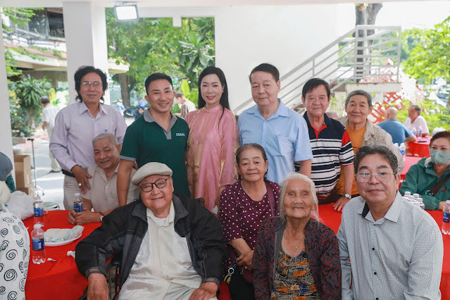 trinh kim chi 3 NSND Trịnh Kim Chi tặng quà cho nghệ sĩ nghèo và đội ngũ công nhân hậu đài