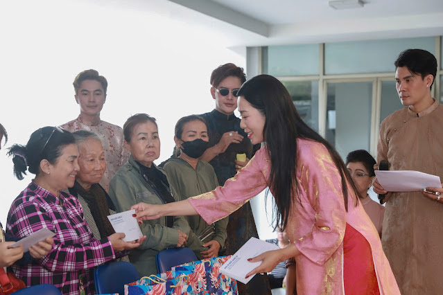 trinh kim chi NSND Trịnh Kim Chi tặng quà cho nghệ sĩ nghèo và đội ngũ công nhân hậu đài