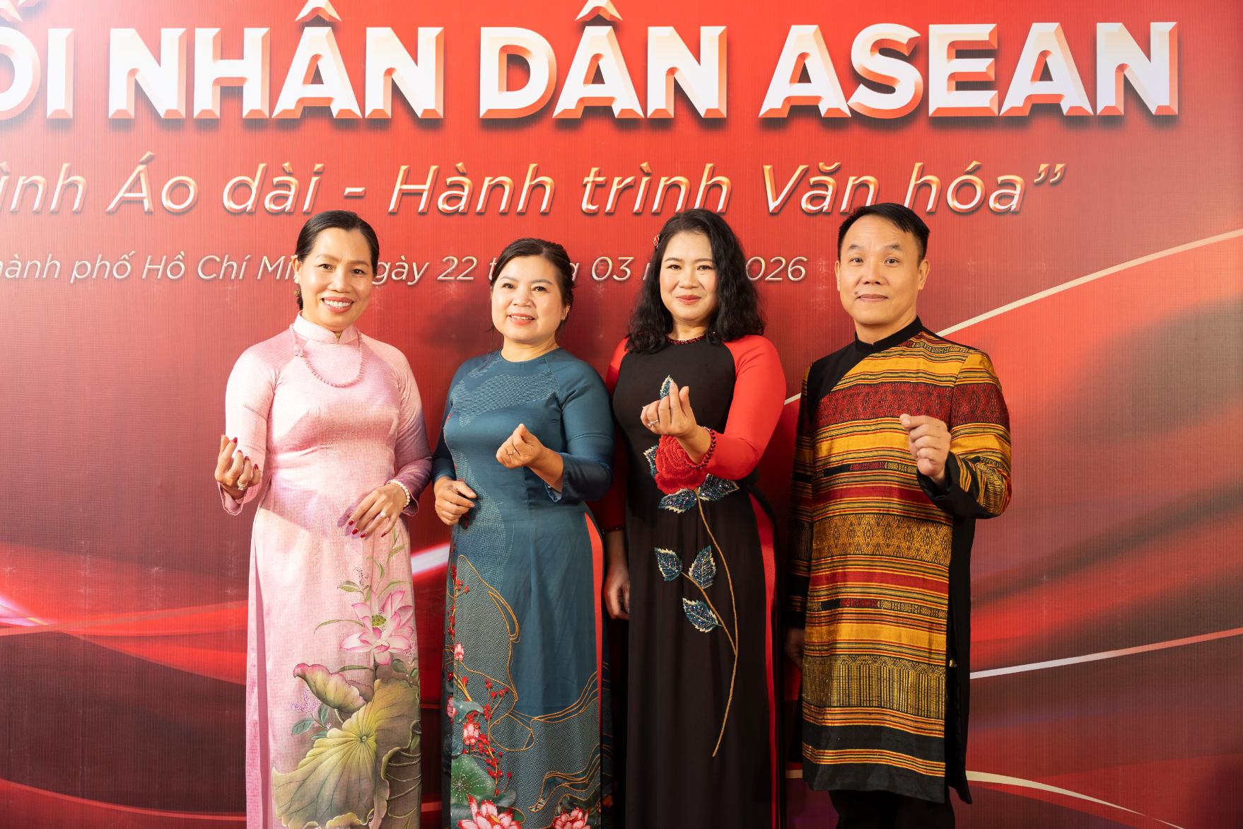 Đoàn ngoại giao ASEAN đến thăm nhà riêng NTK Việt Hùng, xem trình diễn áo dài AMC08563 Đoàn ngoại giao ASEAN đến thăm nhà riêng NTK Việt Hùng, xem trình diễn áo dài