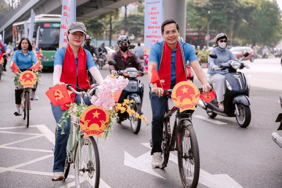 Hoa hậu Hoàng Thanh Nga đạp xe tuyên truyền bầu cử, lan tỏa tinh thần trách nhiệm công dân Hoa hậu Hoàng Thanh Nga đạp xe tuyên truyền bầu cử lan tỏa tinh thần trách nhiệm công dân 1 Hoa hậu Hoàng Thanh Nga đạp xe tuyên truyền bầu cử, lan tỏa tinh thần trách nhiệm công dân