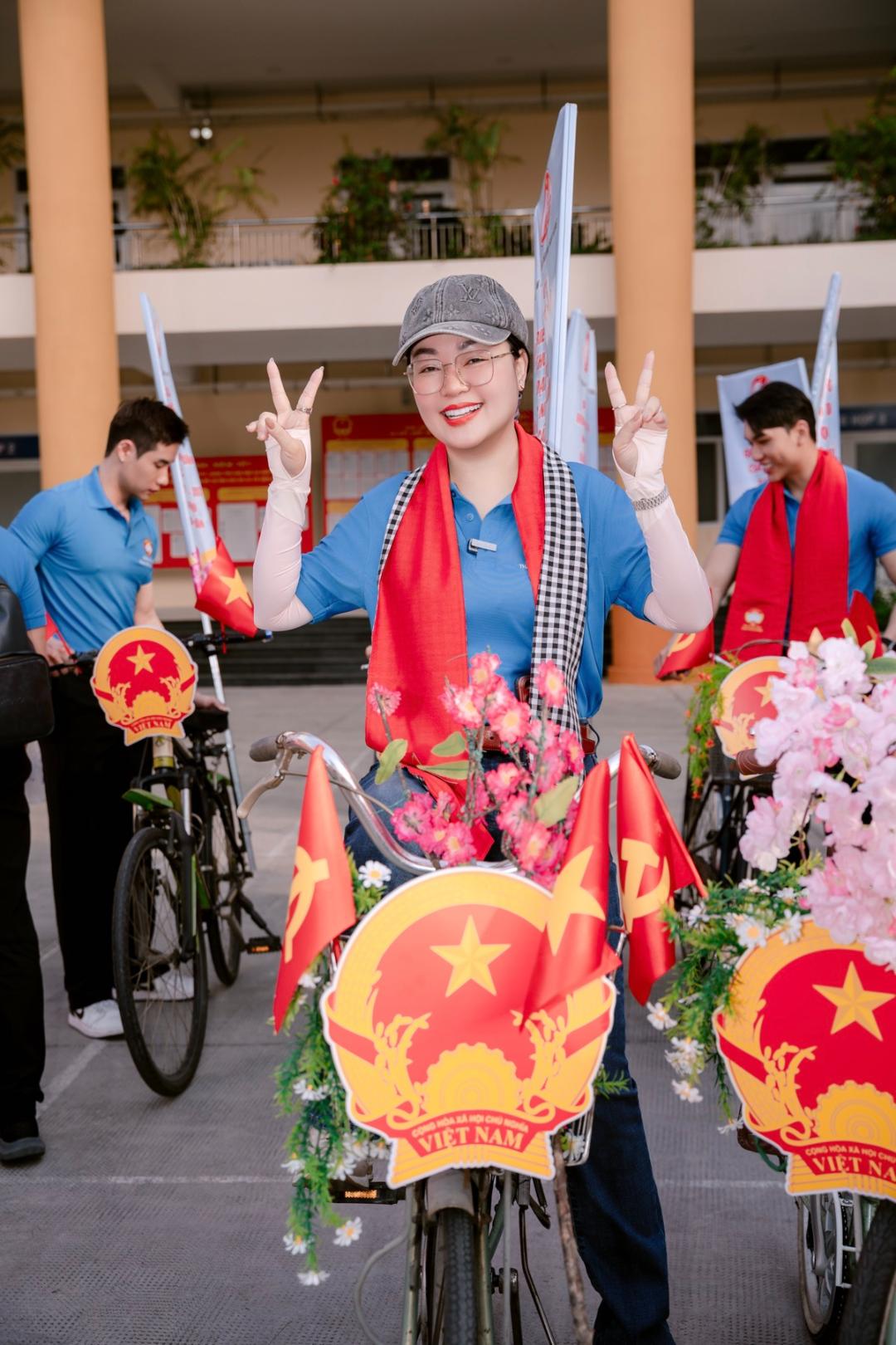 Hoa hậu Hoàng Thanh Nga đạp xe tuyên truyền bầu cử, lan tỏa tinh thần trách nhiệm công dân Hoa hậu Hoàng Thanh Nga đạp xe tuyên truyền bầu cử lan tỏa tinh thần trách nhiệm công dân 2 Hoa hậu Hoàng Thanh Nga đạp xe tuyên truyền bầu cử, lan tỏa tinh thần trách nhiệm công dân