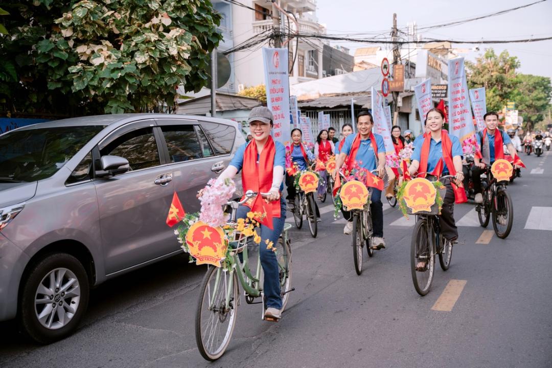Hoa hậu Hoàng Thanh Nga đạp xe tuyên truyền bầu cử, lan tỏa tinh thần trách nhiệm công dân Hoa hậu Hoàng Thanh Nga đạp xe tuyên truyền bầu cử lan tỏa tinh thần trách nhiệm công dân 3 Hoa hậu Hoàng Thanh Nga đạp xe tuyên truyền bầu cử, lan tỏa tinh thần trách nhiệm công dân