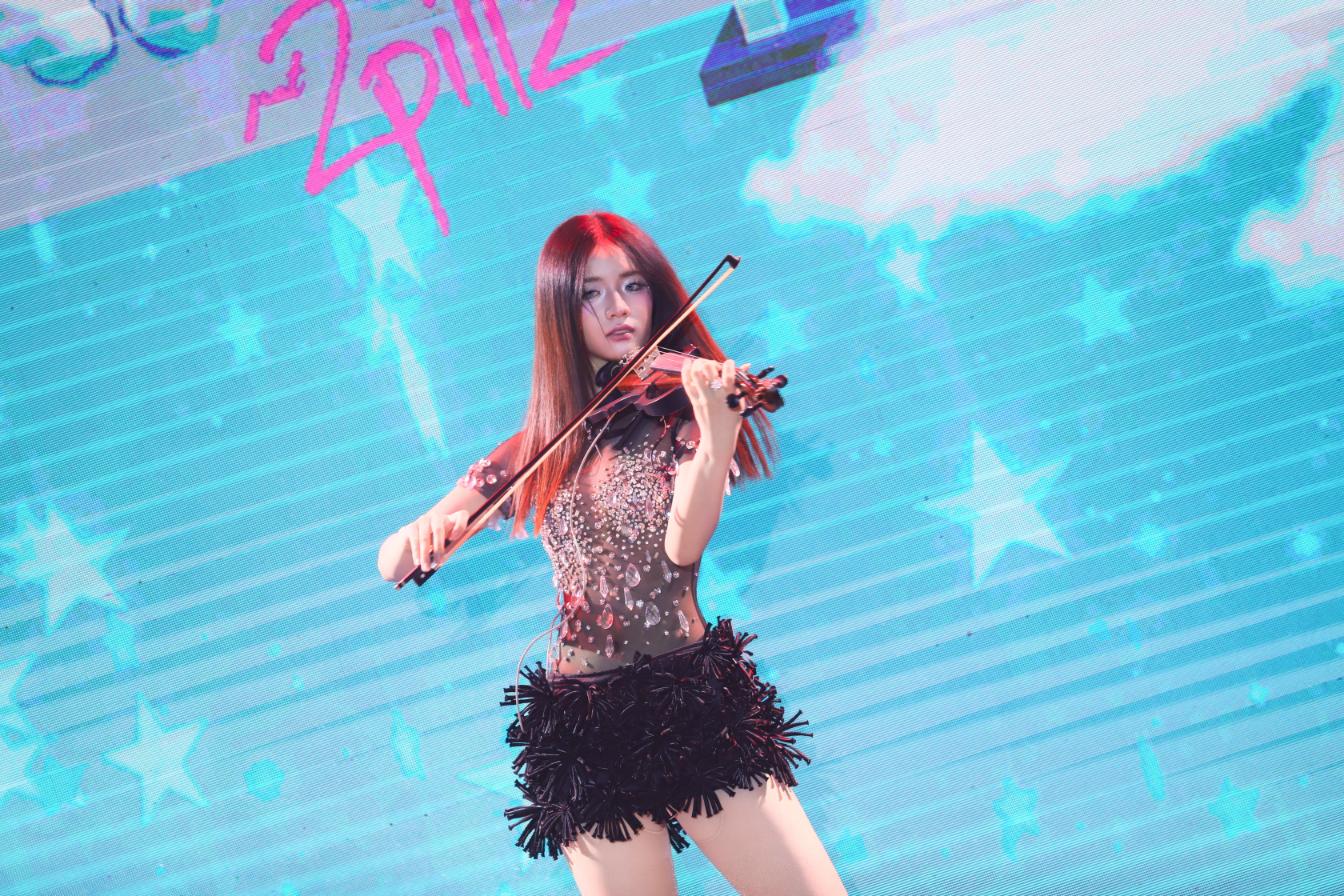 Izara Thiên Nga bắt tay 2pillz 2 Izara Thiên Nga bắt tay 2pillz ra mắt EP IZARA, đánh dấu bước chuyển mình ở tuổi 16