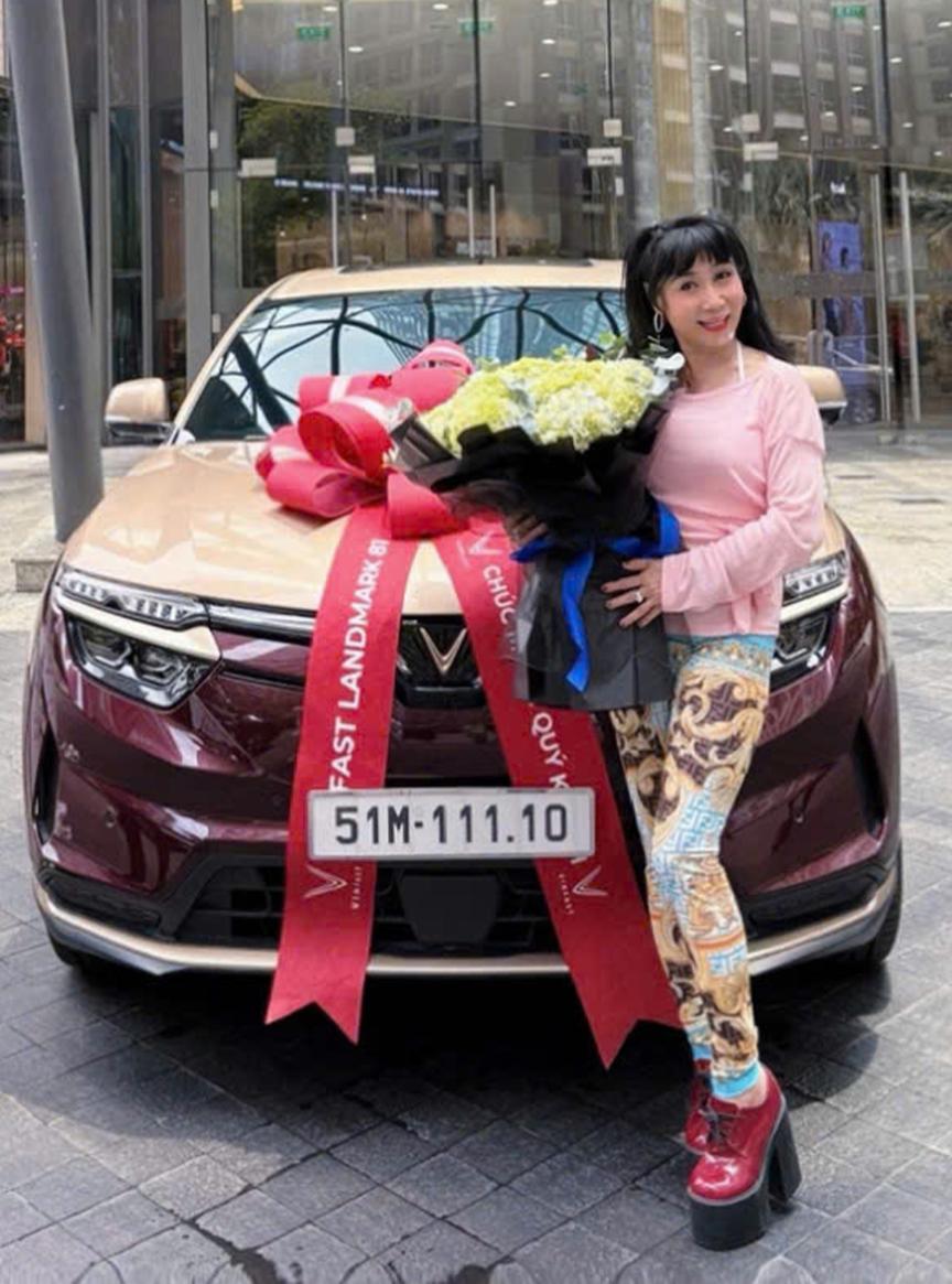 Nghệ sĩ Uyên Thảo lựa chọn xe điện VinFast 4 Uyên Thảo khẳng định phong cách sống hiện đại và lan tỏa giá trị công nghệ Việt