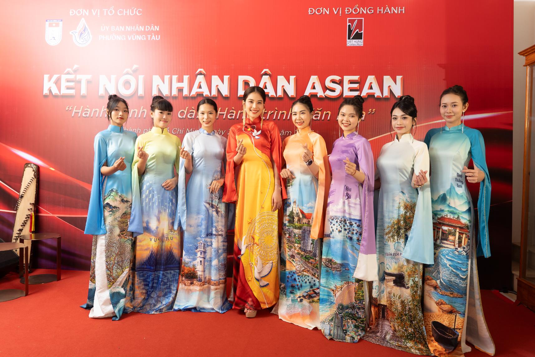 Đoàn ngoại giao ASEAN đến thăm nhà riêng NTK Việt Hùng, xem trình diễn áo dài Nguyễn Việt Hùng 1 Đoàn ngoại giao ASEAN đến thăm nhà riêng NTK Việt Hùng, xem trình diễn áo dài