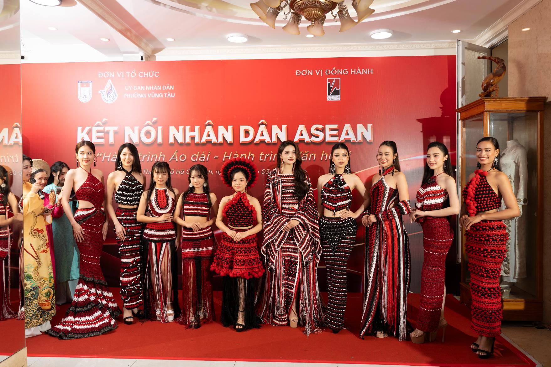 Đoàn ngoại giao ASEAN đến thăm nhà riêng NTK Việt Hùng, xem trình diễn áo dài Nguyễn Việt Hùng 2 Đoàn ngoại giao ASEAN đến thăm nhà riêng NTK Việt Hùng, xem trình diễn áo dài