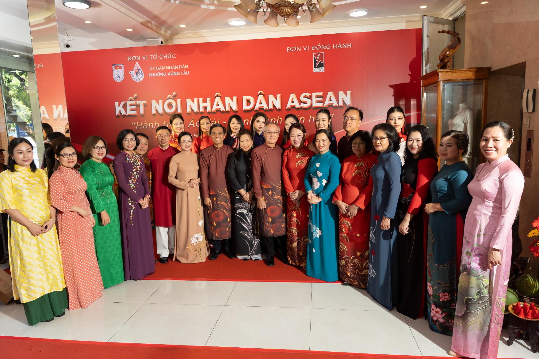 Đoàn ngoại giao ASEAN đến thăm nhà riêng NTK Việt Hùng, xem trình diễn áo dài Nguyễn Việt Hùng 3 Đoàn ngoại giao ASEAN đến thăm nhà riêng NTK Việt Hùng, xem trình diễn áo dài