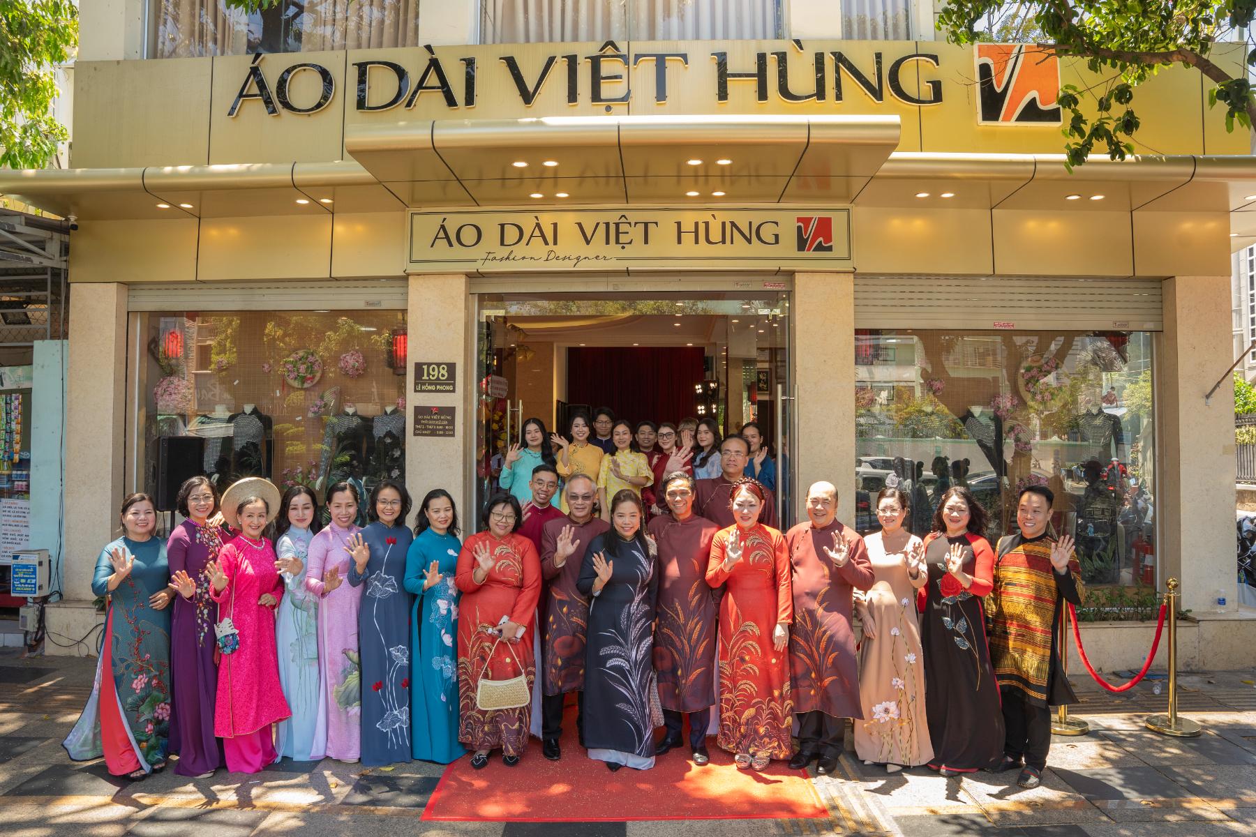 Đoàn ngoại giao ASEAN đến thăm nhà riêng NTK Việt Hùng, xem trình diễn áo dài Nguyễn Việt Hùng 4 Đoàn ngoại giao ASEAN đến thăm nhà riêng NTK Việt Hùng, xem trình diễn áo dài