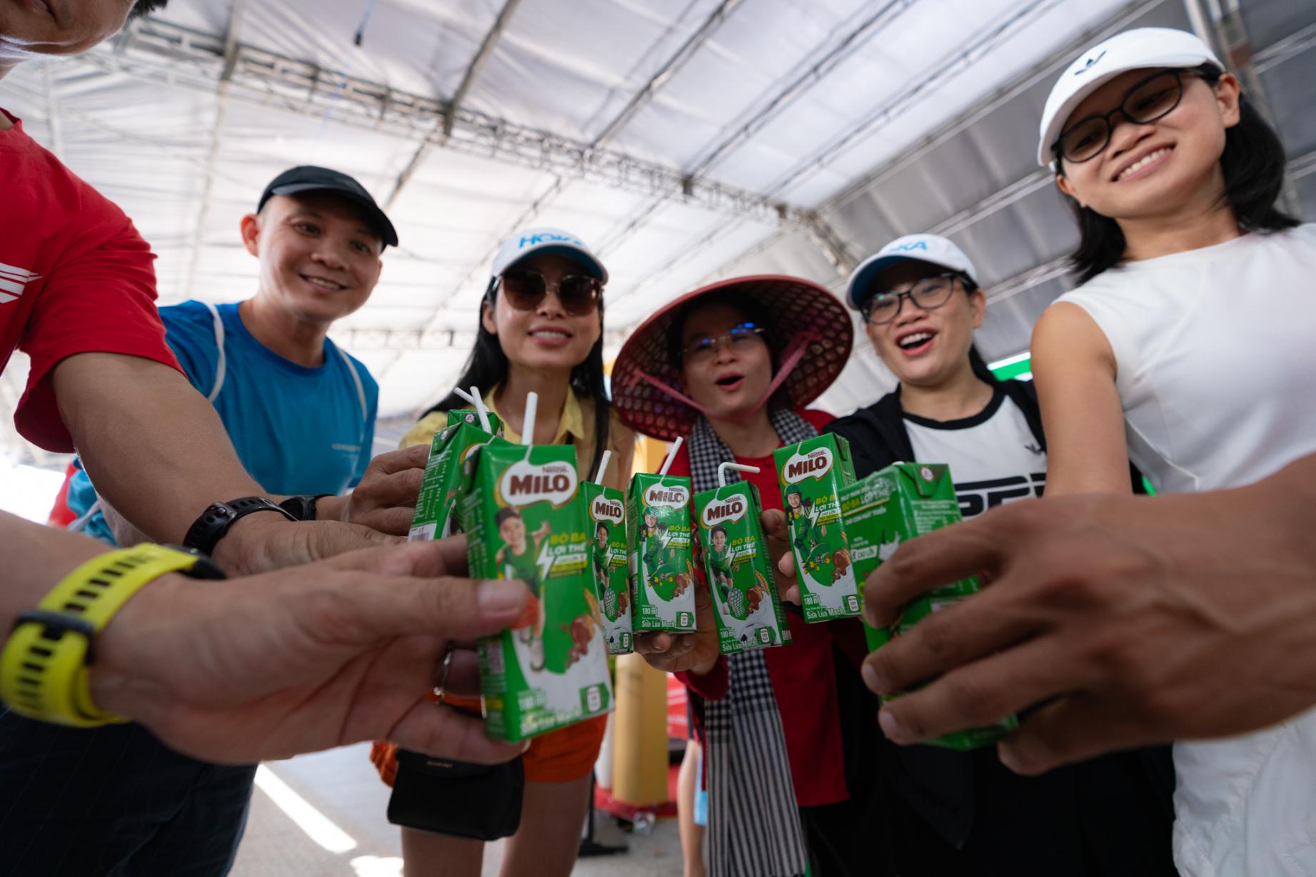 Nestlé MILO tiếp tục lan tỏa tinh thần thể thao cùng Tiền Phong Marathon Người tham dự giải chạy hào hứng tham quan gian hàng MILO Nestlé MILO tiếp tục lan tỏa tinh thần thể thao cùng Tiền Phong Marathon