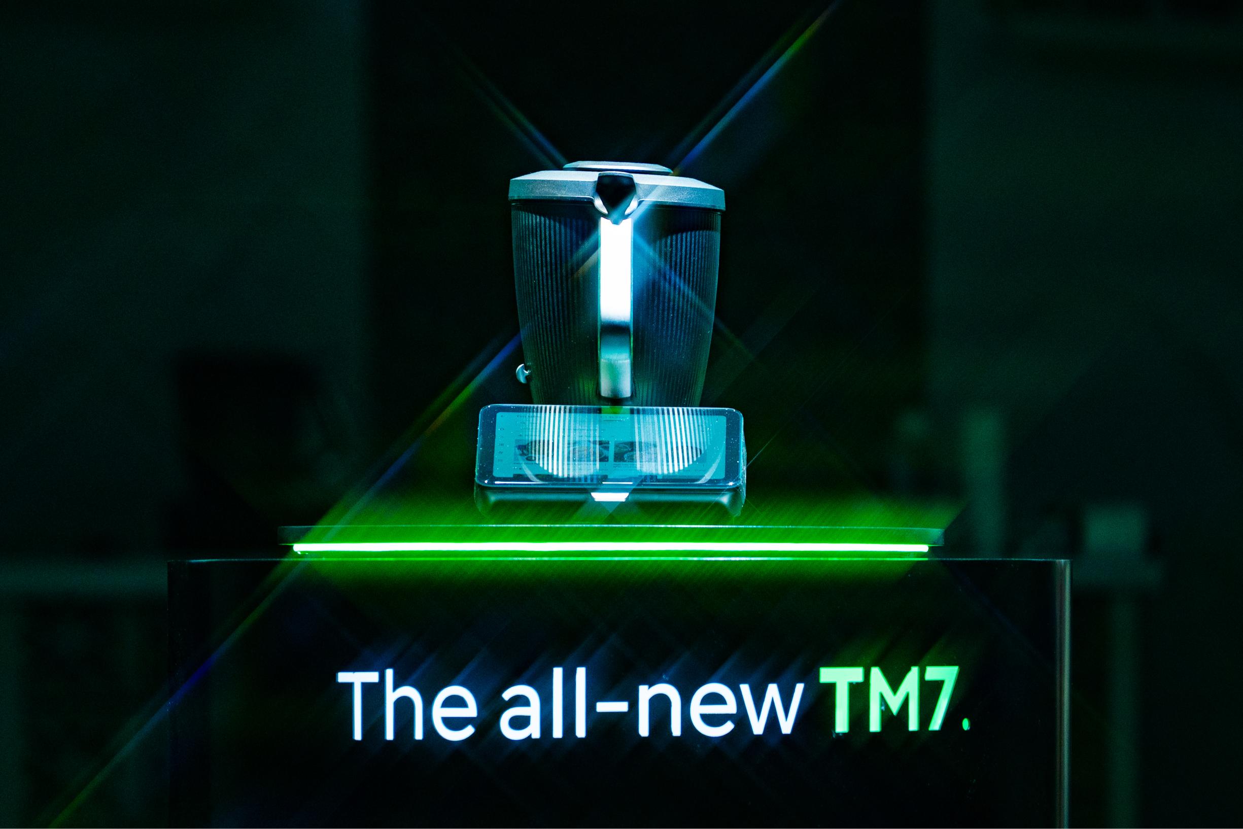 Thermomix® TM7 sở hữu diện mạo hiện đại với thiết kế đen thanh lịch cùng màn hình cảm ứng đa điểm 10 inch Thermomix® TM7 mở ra chuẩn mực mới trong nấu nướng