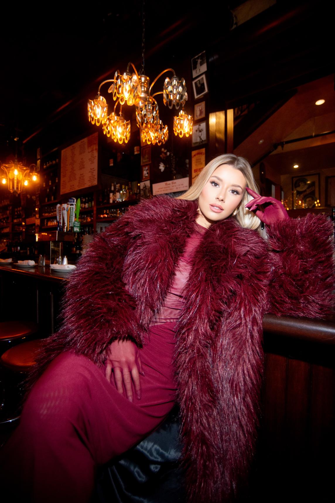 Yolina Linquist 3 Đương kim Miss Cosmo 2025 Yolina Linquist thực hiện bộ ảnh giữa New York  10°C