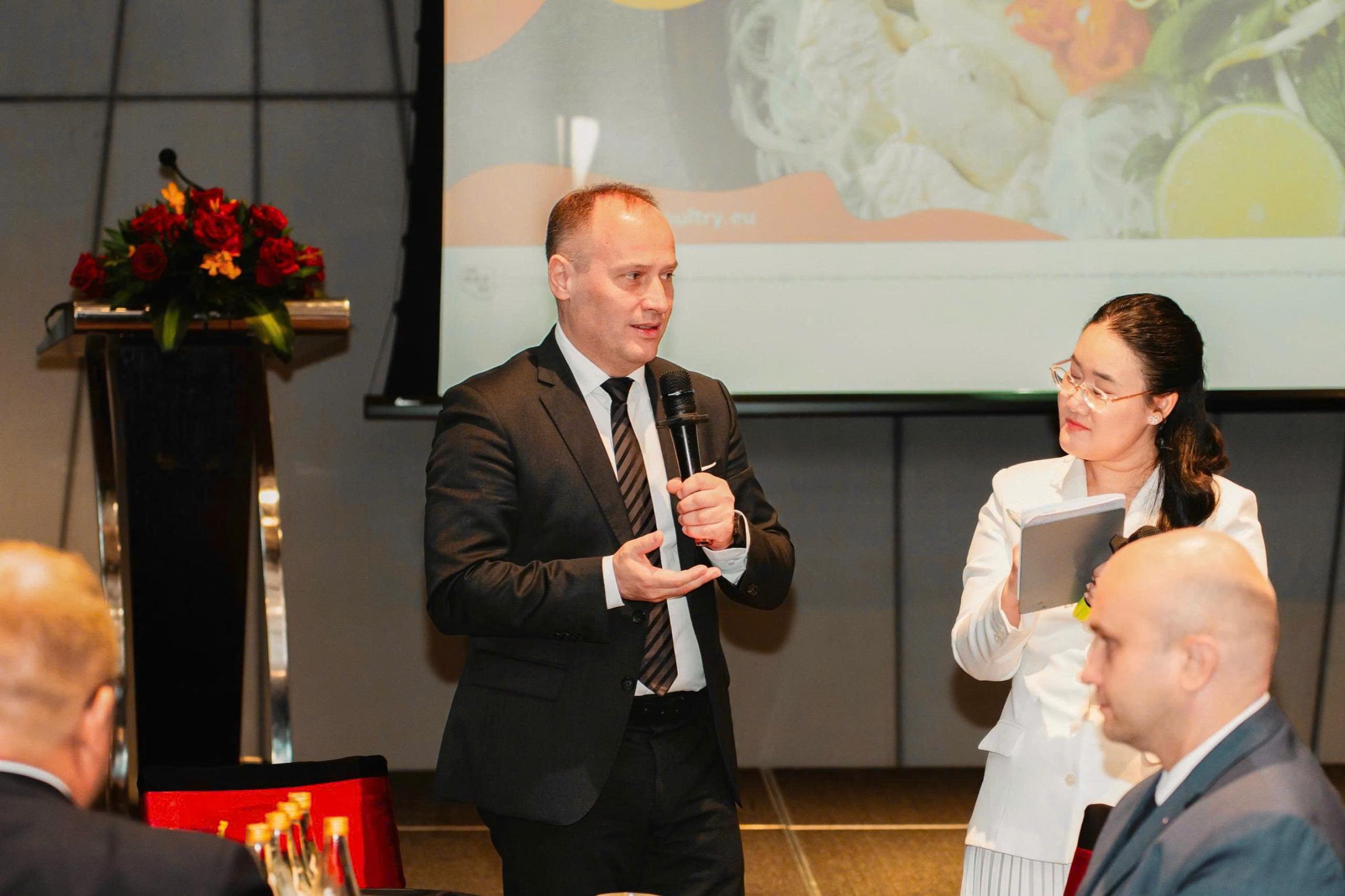 Gia cầm Châu Âu – Từ trang trại đến bàn ăn Ông Dariusz Goszczyński đại diện ngành gia cầm Châu Âu và là Chủ tịch Ban quản lý Hội đồng Gia cầm Quốc gia – Phòng Thương mại Ba Lan 1 Gia cầm Châu Âu – Từ trang trại đến bàn ăn