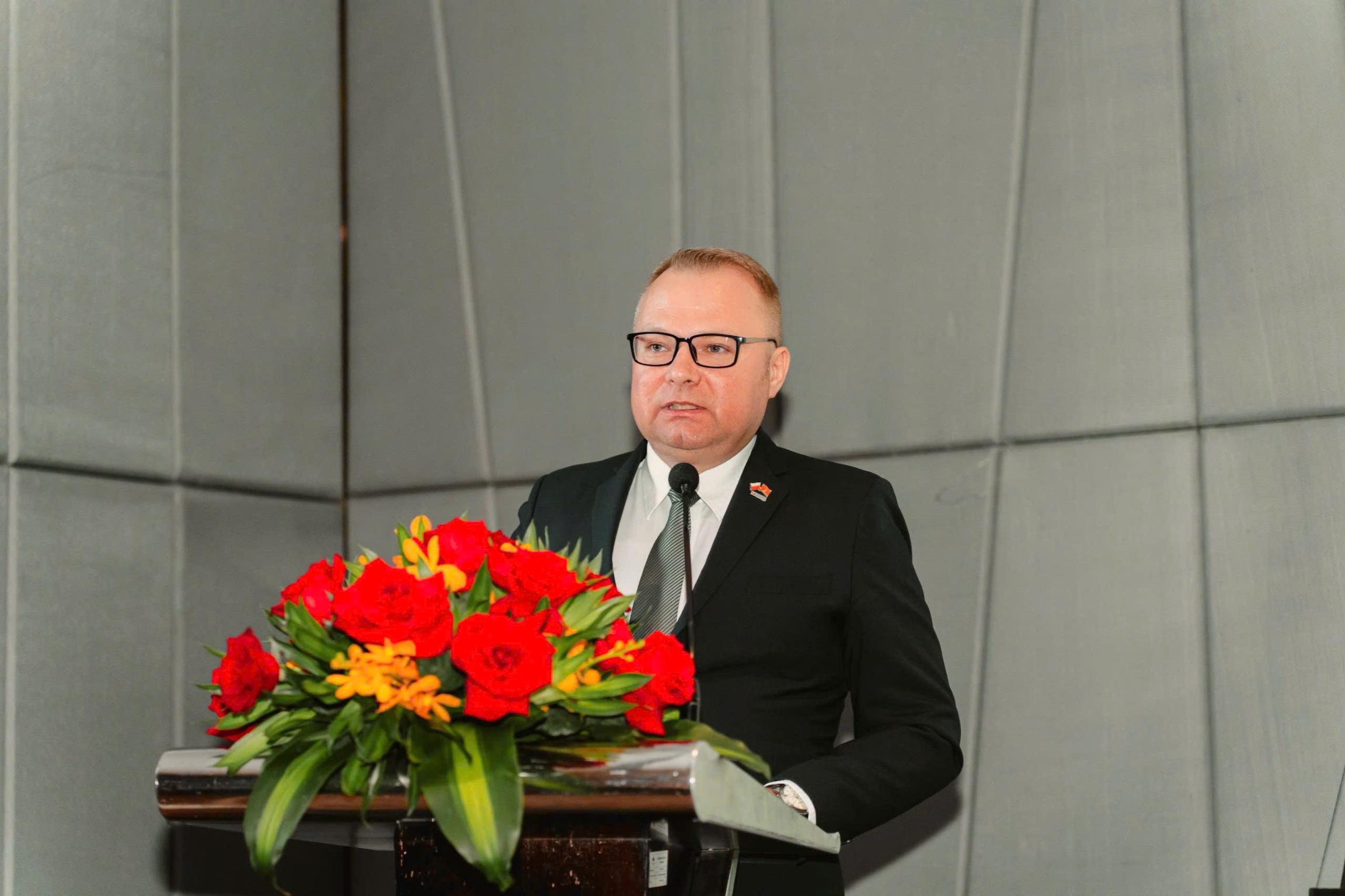 Gia cầm Châu Âu – Từ trang trại đến bàn ăn Ông Piotr Harasimowicz – Trưởng đại diện Văn phòng Cục Đầu tư và Thương mại Ba Lan PAIH tại Việt Nam 1 Gia cầm Châu Âu – Từ trang trại đến bàn ăn